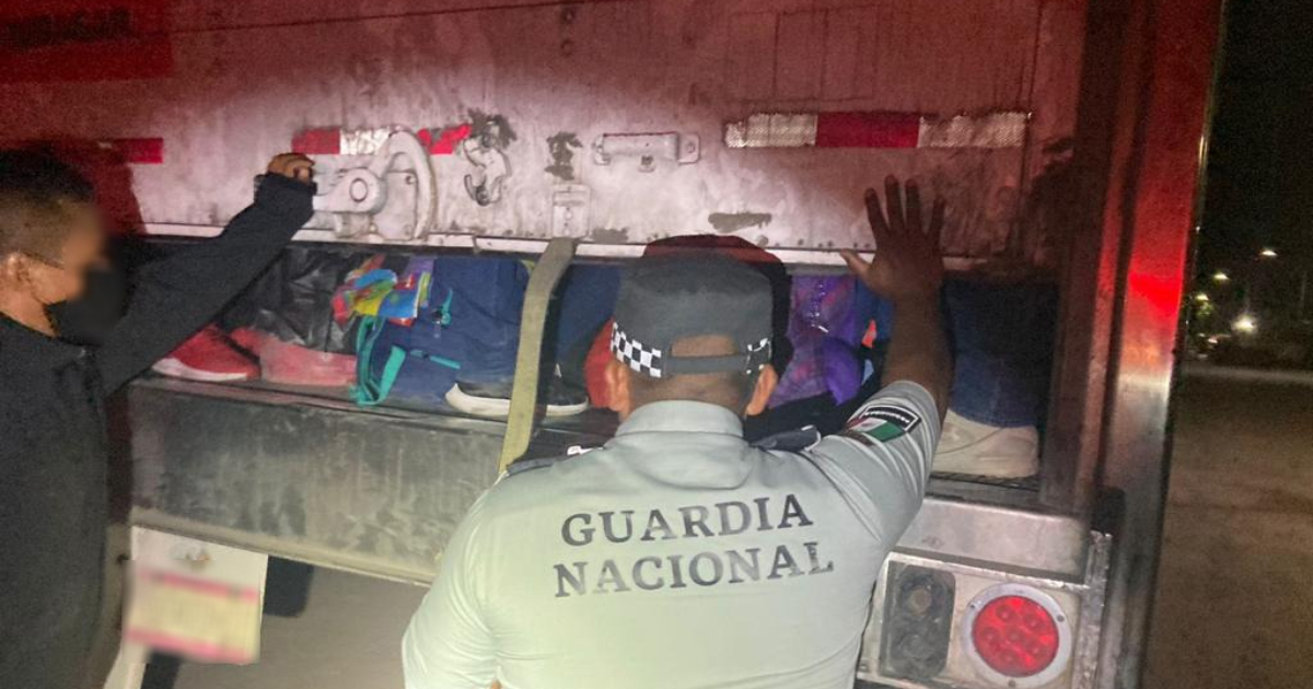 Hallan a migrantes cubanos a bordo de camión en México © Twitter / INM México