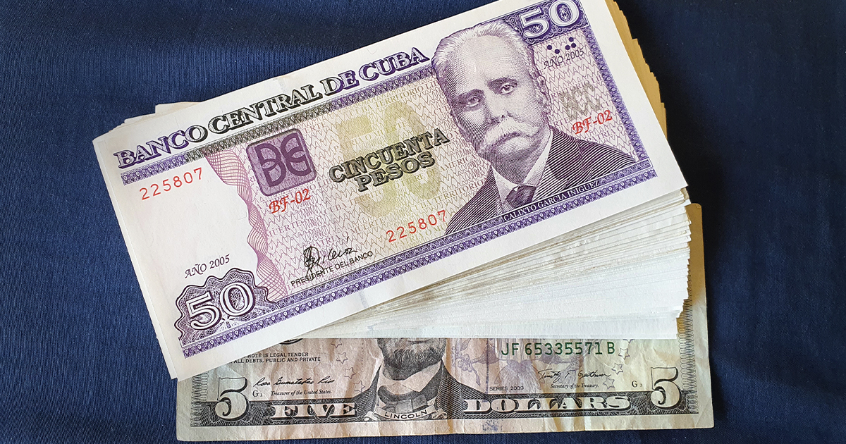 Dólar y pesos cubanos © CiberCuba