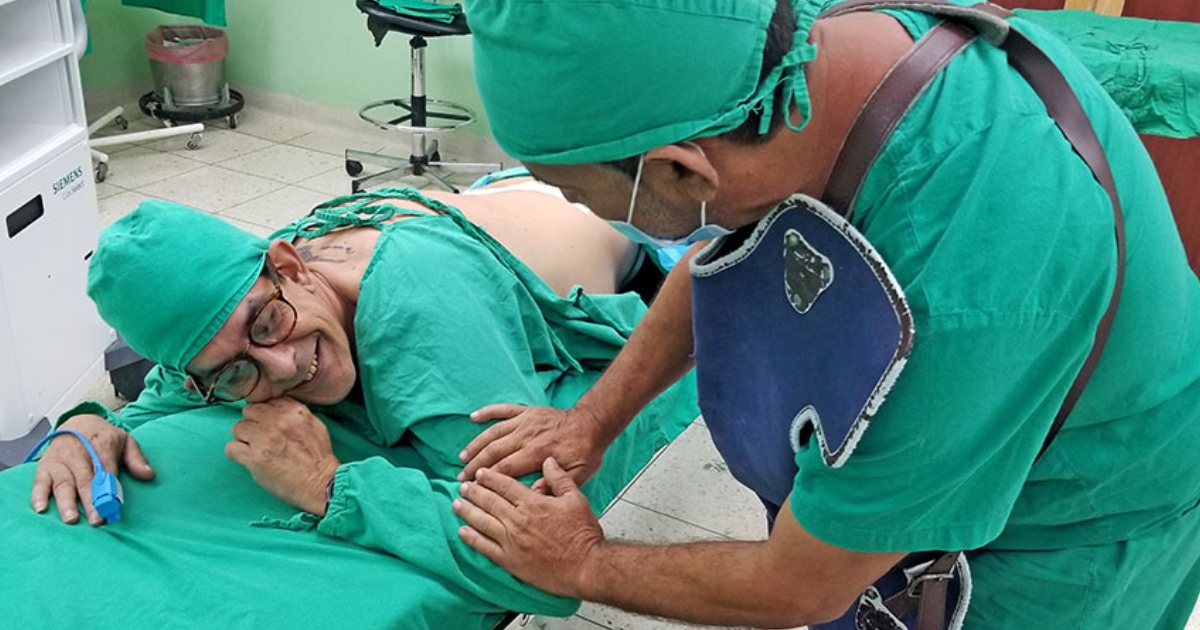 Ulises Toirac mientras era sometido a un procedimiento médico en La Habana © Facebook/Ulises Toirac