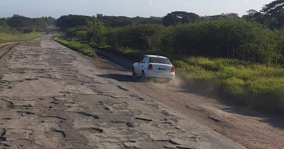 Carretera deteriora entre Camagüey y Las Tunas © Facebook / Carlos Alberto Torres