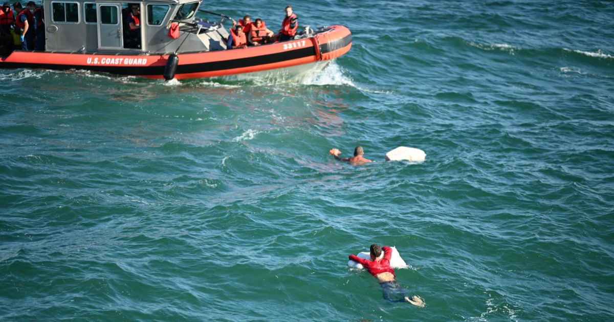 USCG rescata a balseros que estaban nadando en el mar © Twitter @USCGSoutheast
