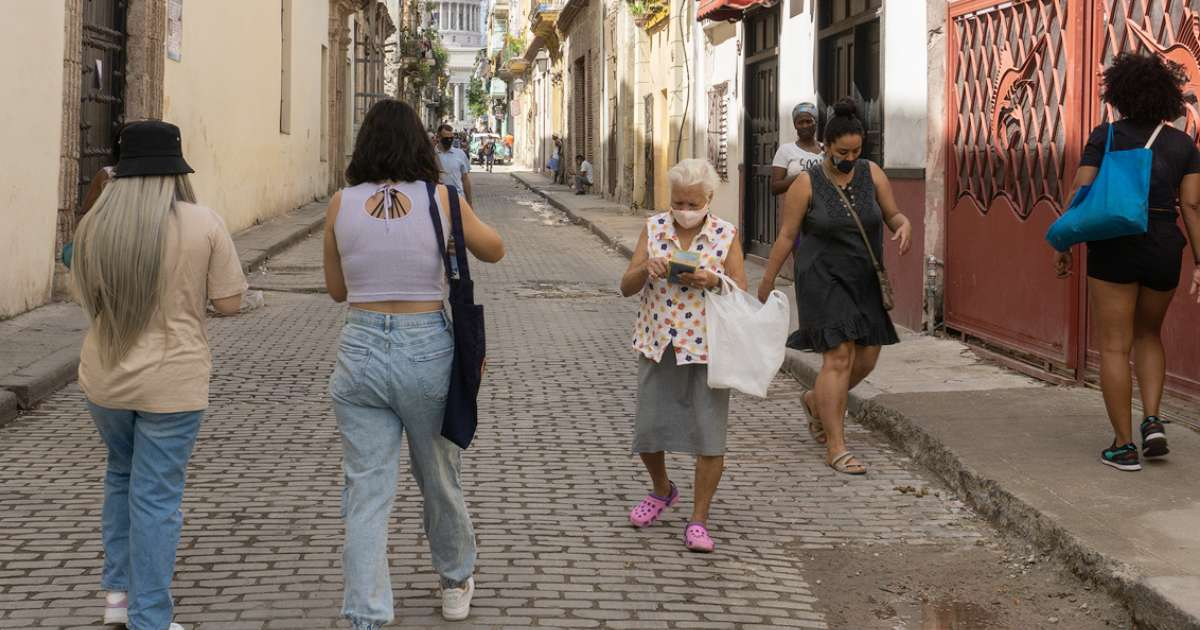Cubanos en la calle © CiberCuba