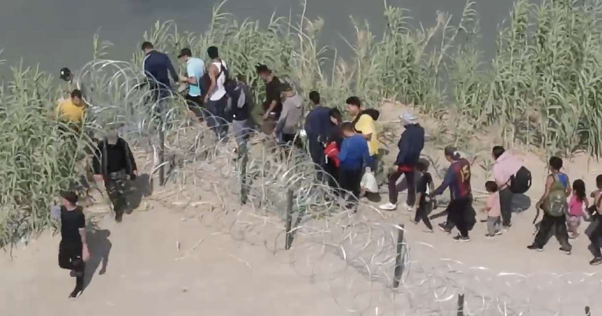 Migrantes cruzando el Río Bravo © Captura Fox News