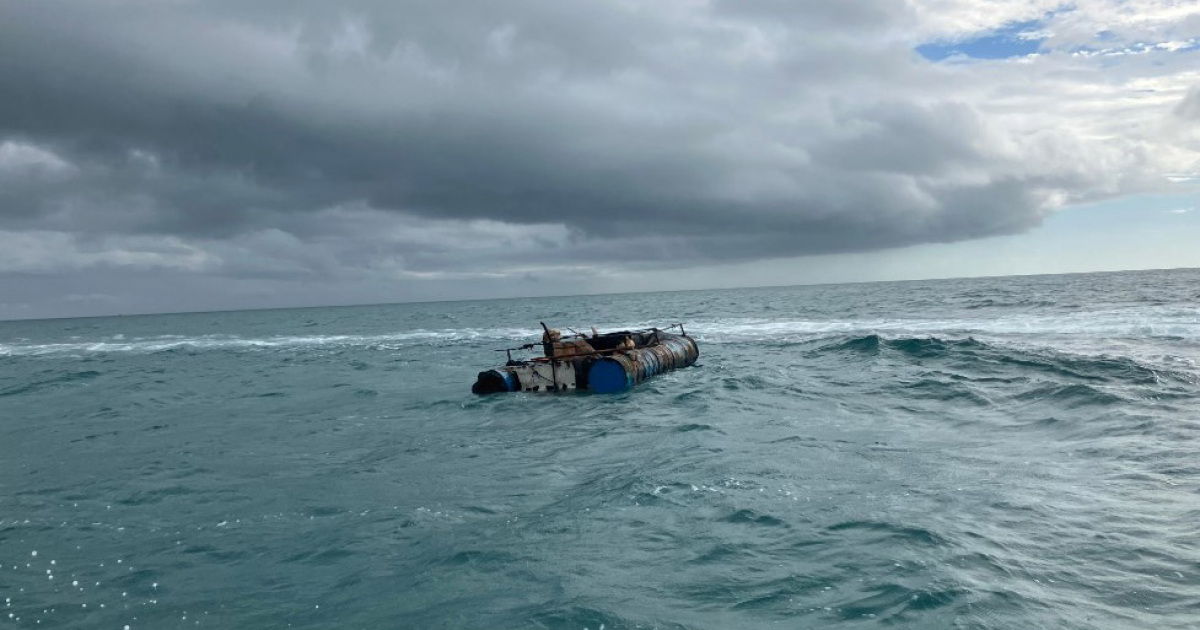 Embarcación de balseros cubanos capturada por la Guardia Costera de EE. UU. © Twitter / USCGSoutheast