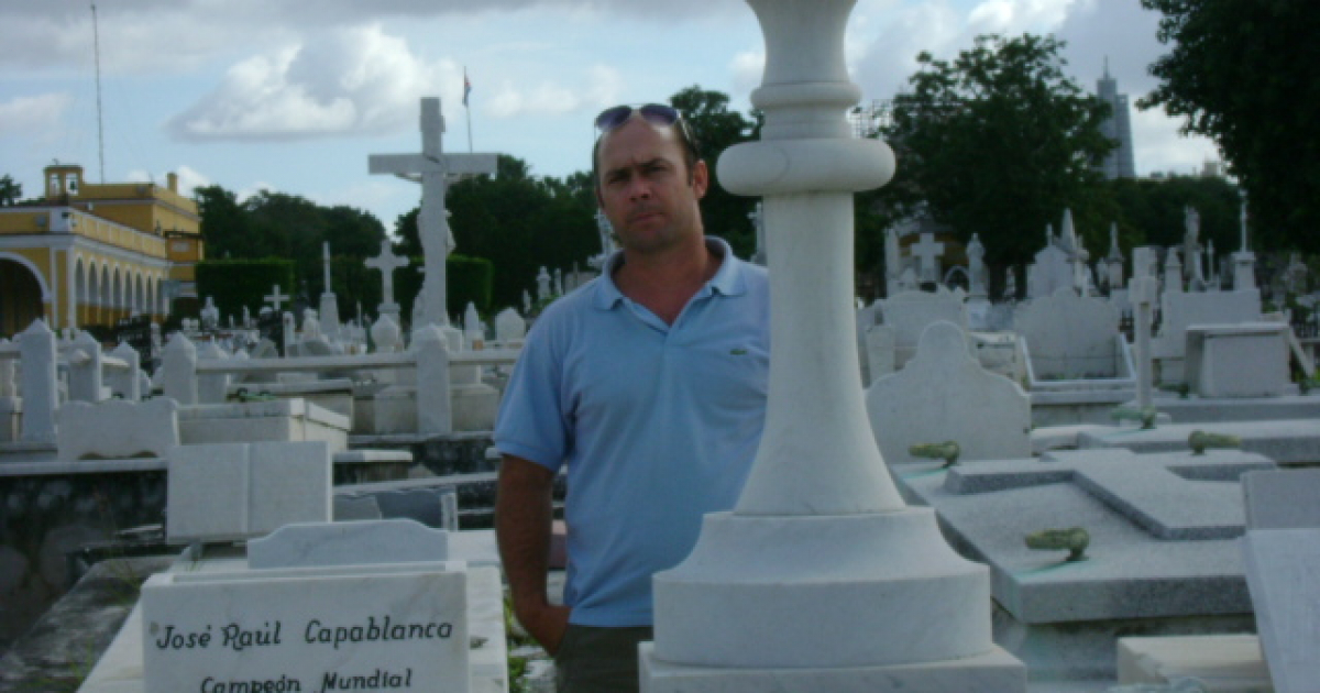 Yunior Santos Barrios en la tumba de Capablanca, en La Habana © Cortesía del entrevistado