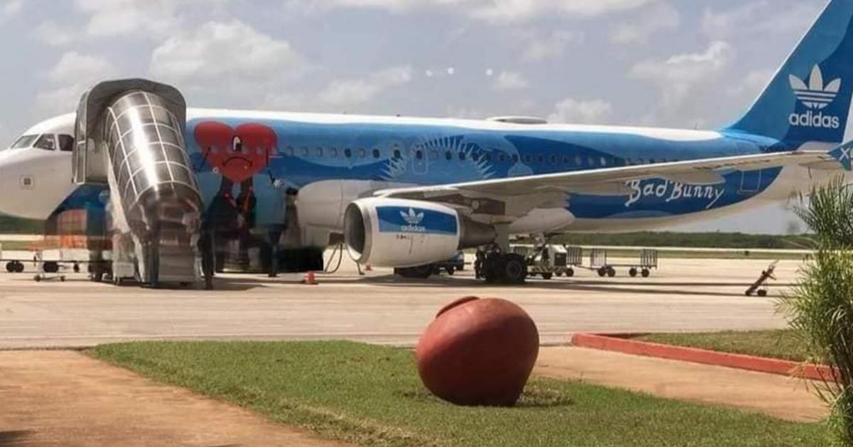 Avión de Gobal X con imagen de Bad Bunny x Adidas Livery en Aeropuerto de Camagüey) © Redes sociales 