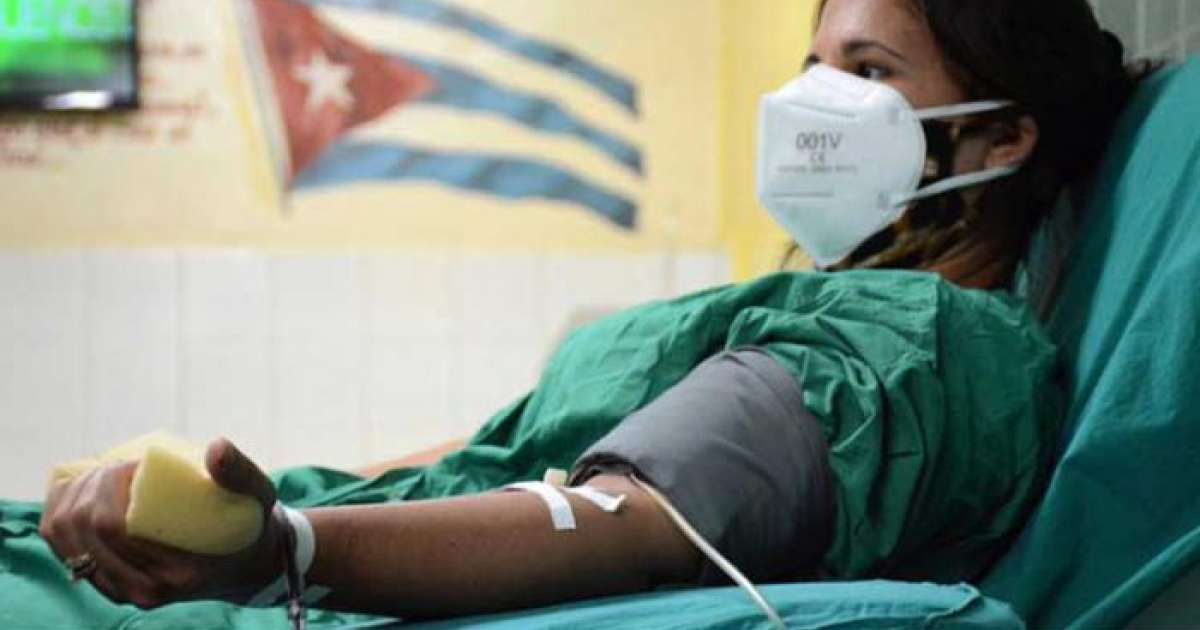 Donante cubana de sangre © Twitter / Presidente Díaz-Canel