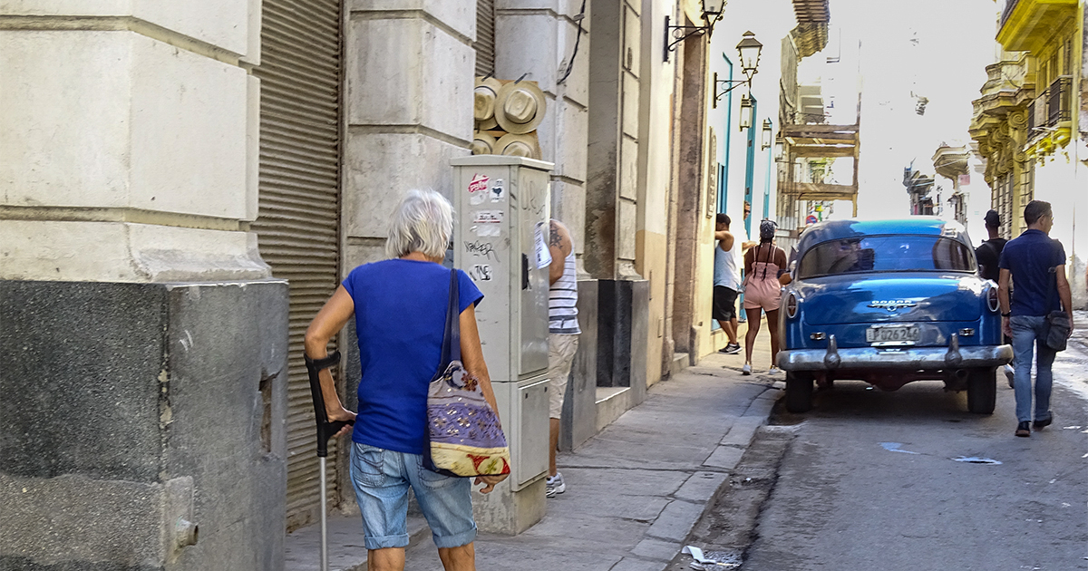 Personas caminando por calle de La Habana Vieja (Imagen de referencia) © CiberCuba