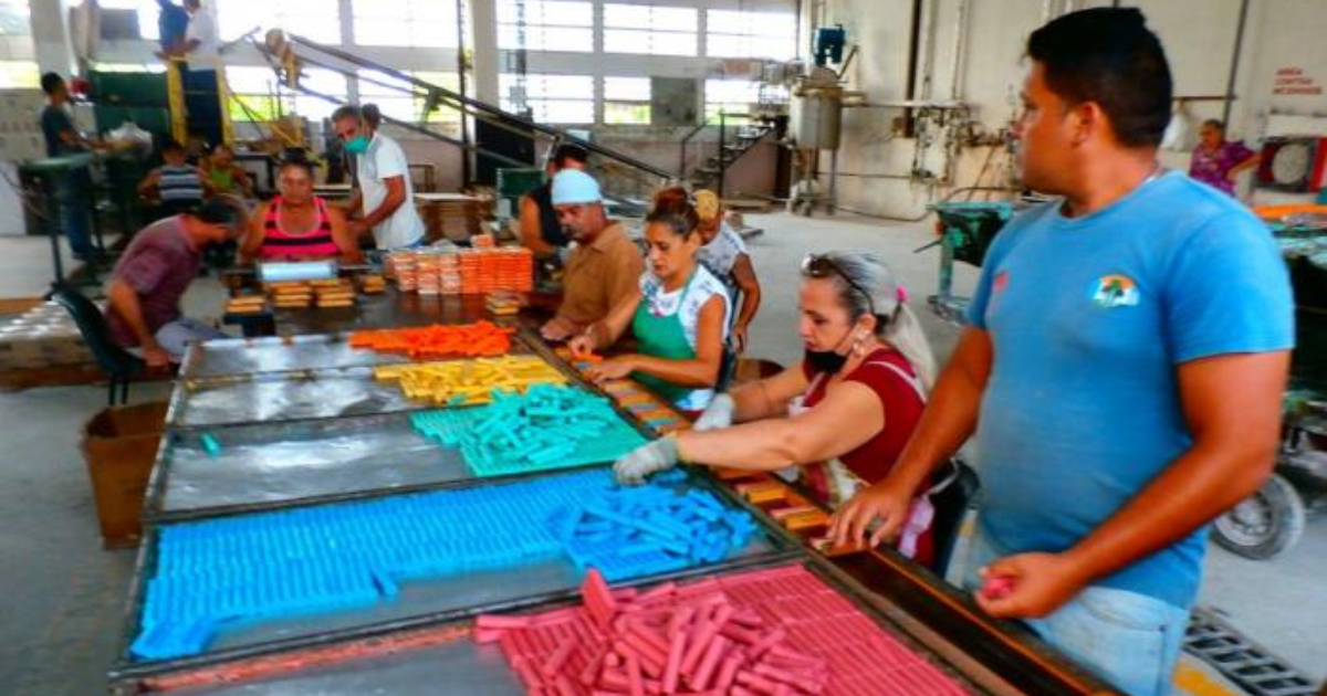 Fabricación de plastilinas en Empresa de Producción de Medios de Enseñanza de Granma © Granma / EMEG