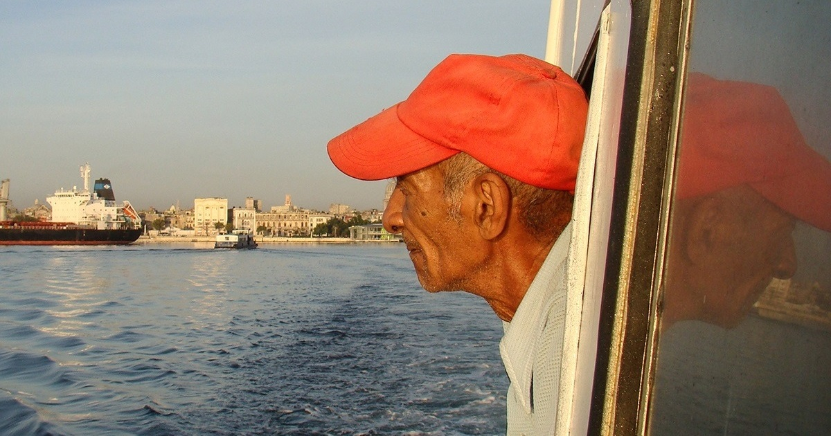 Anciano cubano en la bahñia de La Habana © CiberCuba