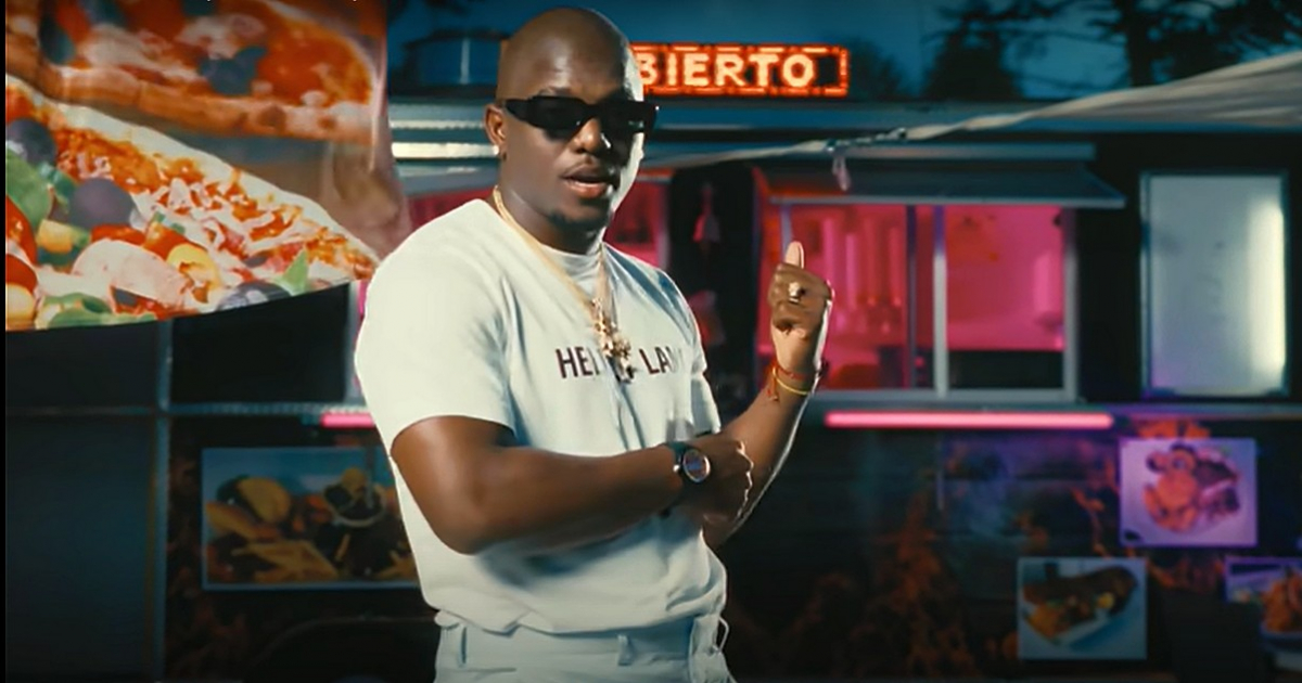 El Kímiko durante su videoclip "Estoy aquí", filmado en Miami © Captura de pantalla. Youtube