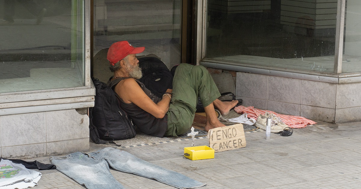 Cubano mendigo y enfermo en una calle de La Habana © CiberCuba