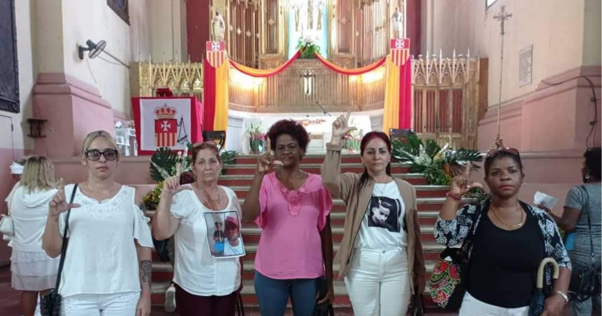 Madres de presos del 11J en Iglesia de la Merced en Camagüey © Facebook / Ailex Marcano Fabelo