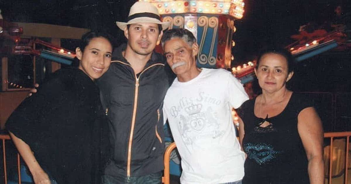 Leoni Torres con sus padres y su esposa, la actriz Yuliet Cruz © Leoni Torres / Facebook