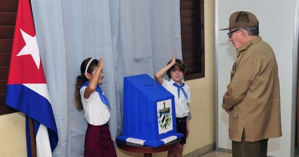 Raúl Castro en la votación del referendo © Presidencia Cuba / Twitter