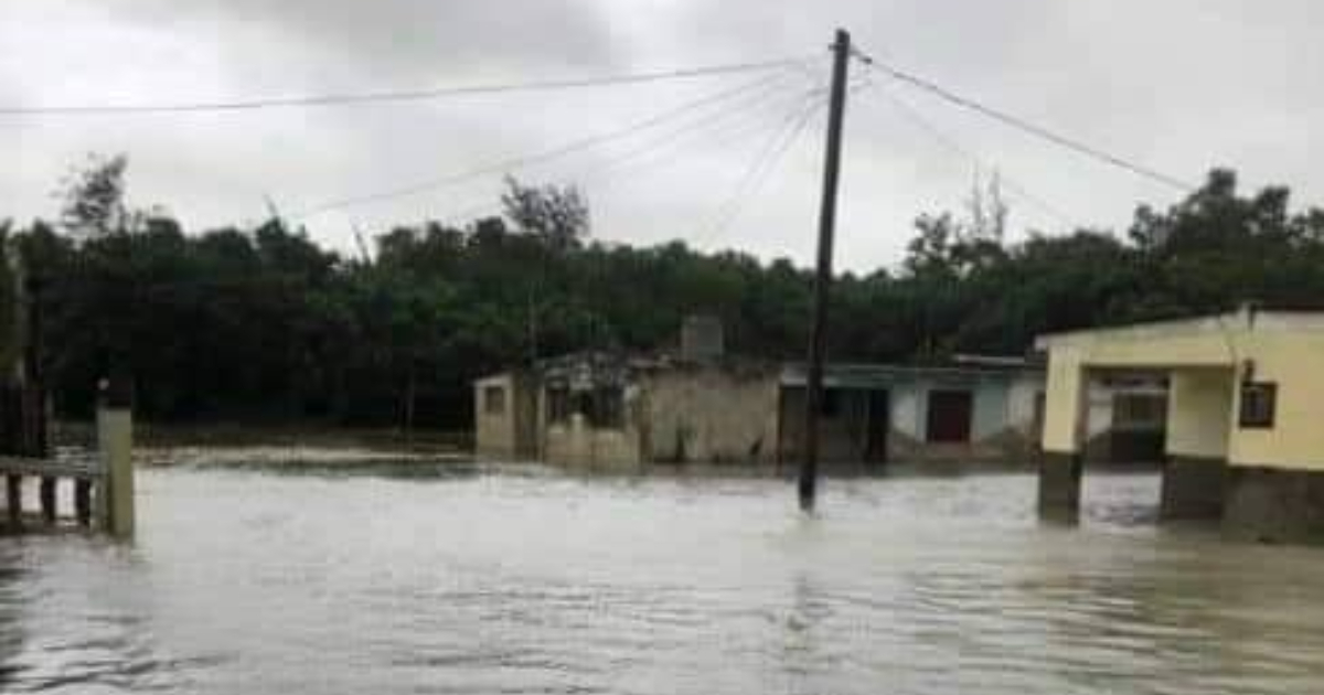 Fuerte penetración del mar e inundaciones en Güira de Melena © Twitter/Radio Artemisa