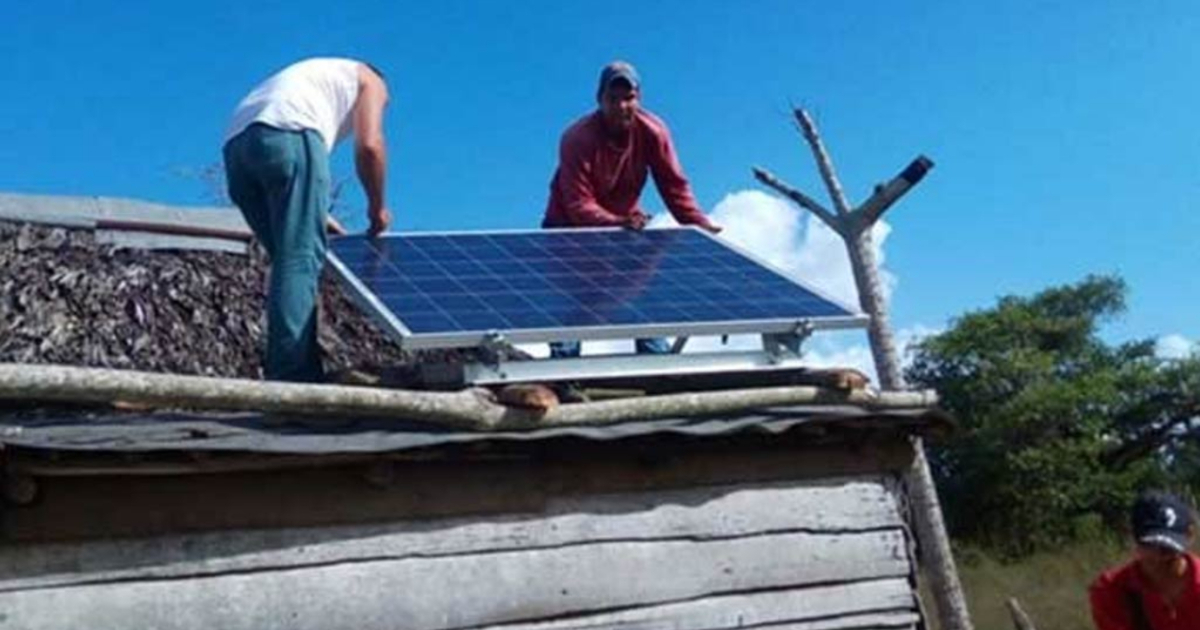 Instalación de un panel solar en Cuba © Prensa Latina