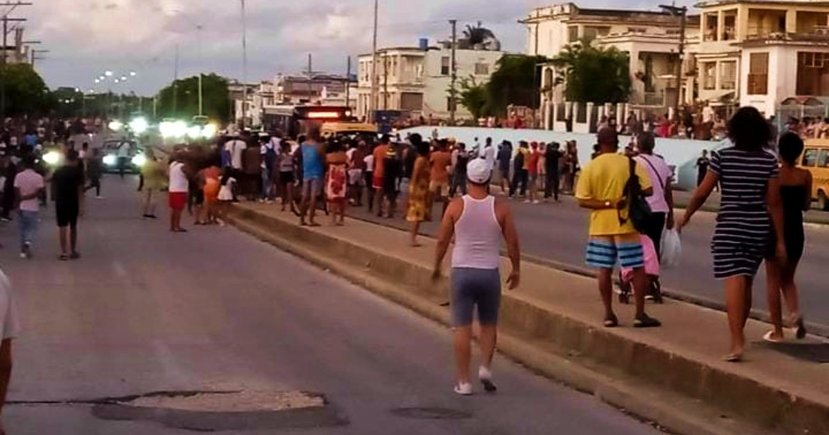 Manifestantes cortan el tráfico en la Avenida 31 del habanero municipio de Playa © Twitter / José Raúl Gallego