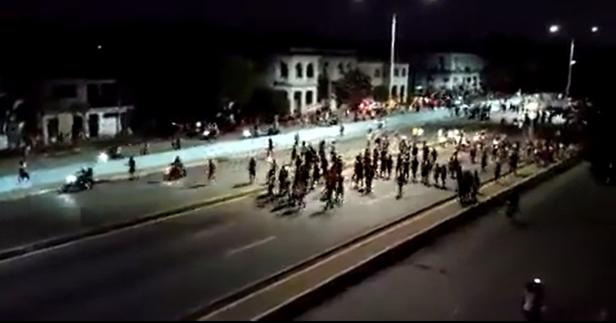 Protestas en el habanero municipio Playa obligan al repliegue de la policía © Captura de video Twitter / @agusantonetti