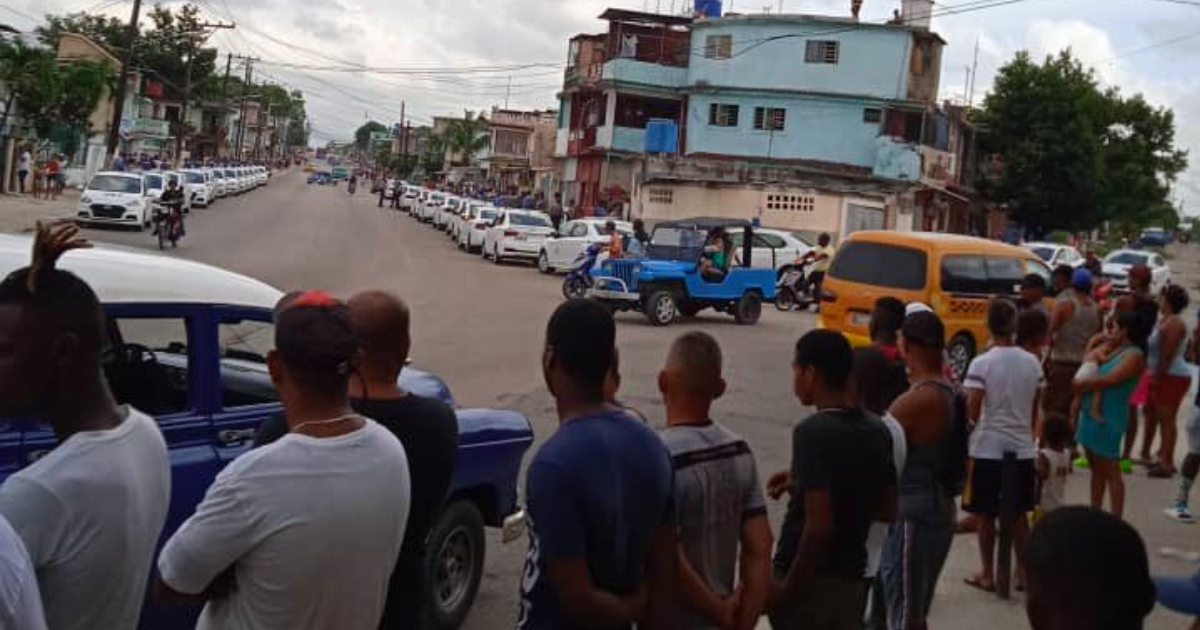 Cubanos observan despliegue policial en Arroyo Naranjo © Twitter @Lusking2020