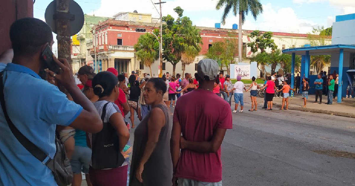 Mujeres cierran Calzada de El Cerro en La Habana © Twitter
