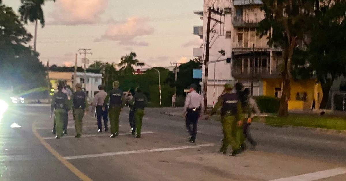 Militares cubanos en la calle © Twitter @aguacate_cubano