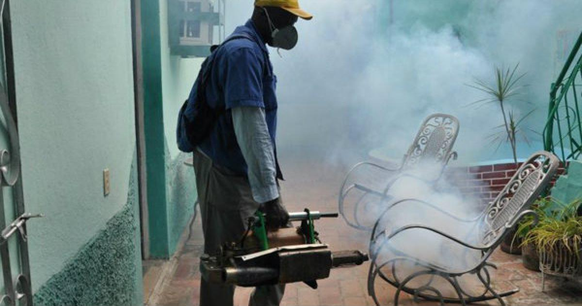 Fumigación en Cuba contra el mosquito Aedes aegypti (imagen de referencia) © Adelante.cu