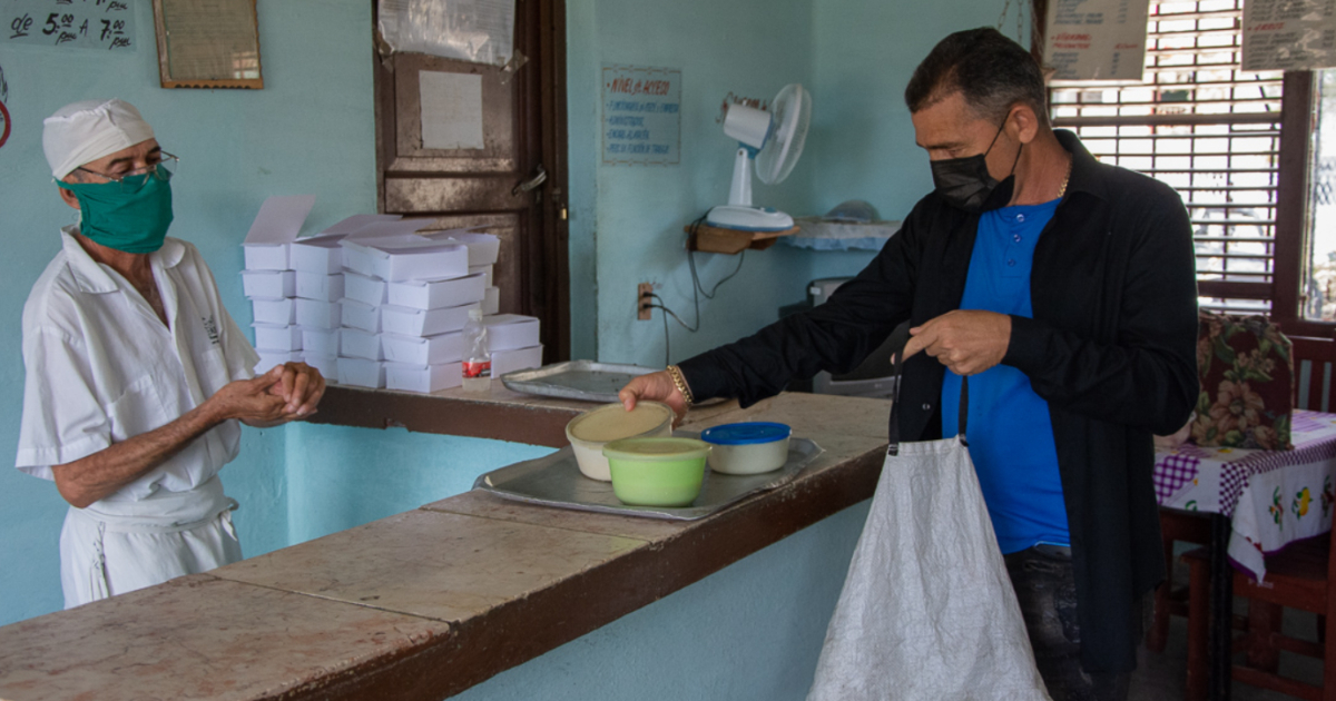 Cubano comprando comida © Periódico Adelante