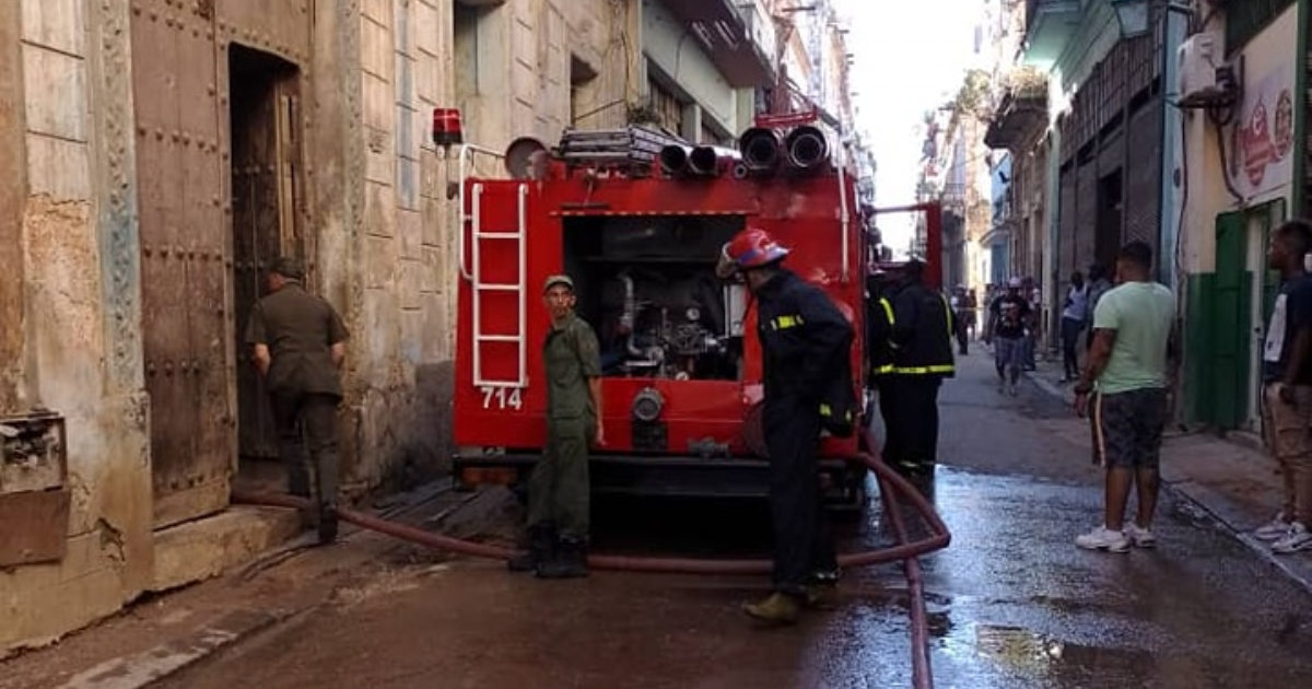 Camión de bomberos en La Habana Vieja © Twitter / @MesaMirelys