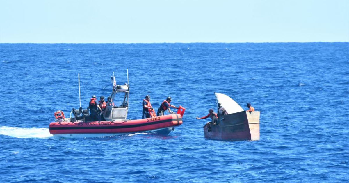 Guardia Costera con migrantes cubanos © USCGSoutheast / Twitter