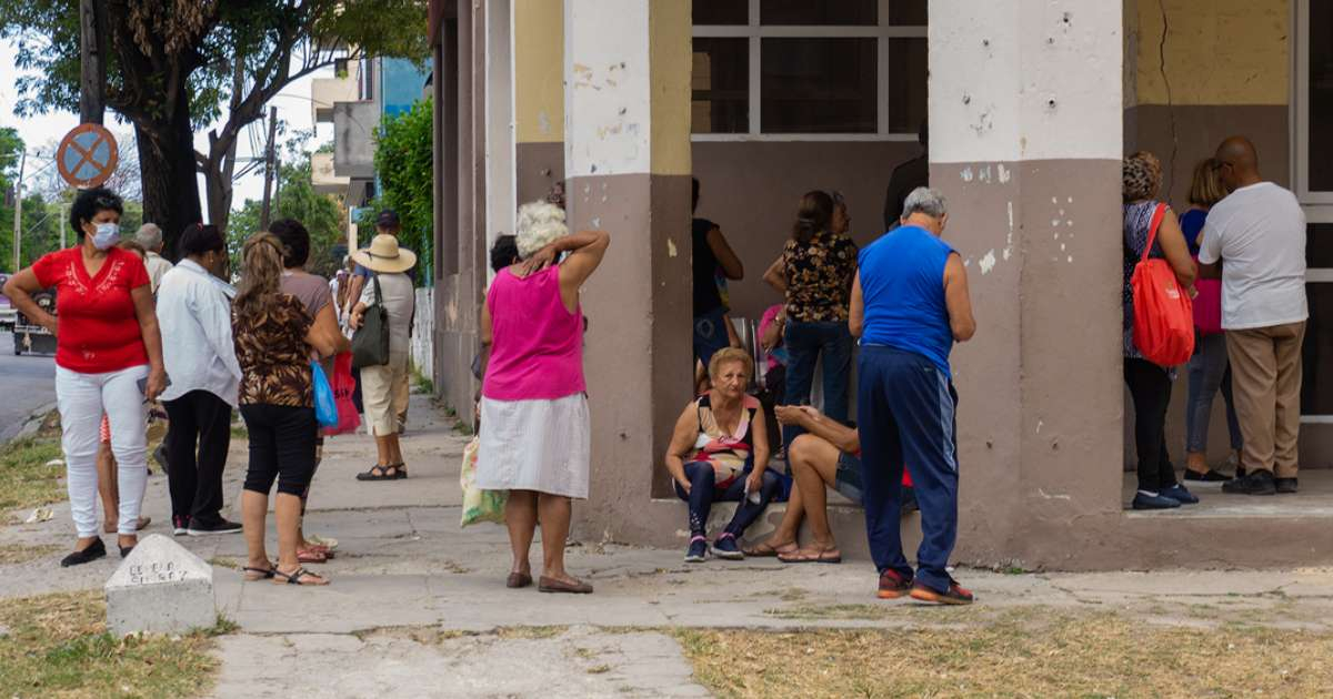 Cubanos haciendo filas en La Habana © CiberCuba