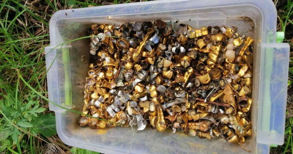 Dientes de oro encontrados en un centro de tortura abandonado por invasores rusos en Járkiv, Ucrania. © Tomado del perfil de Serhiy Bolvinov en Facebook.