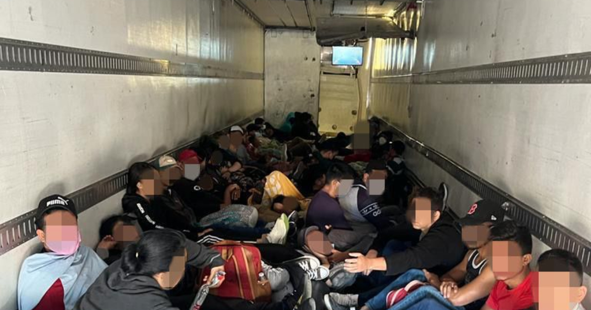 Migrantes cubanos hacinados en un camión en México © Twitter / INM