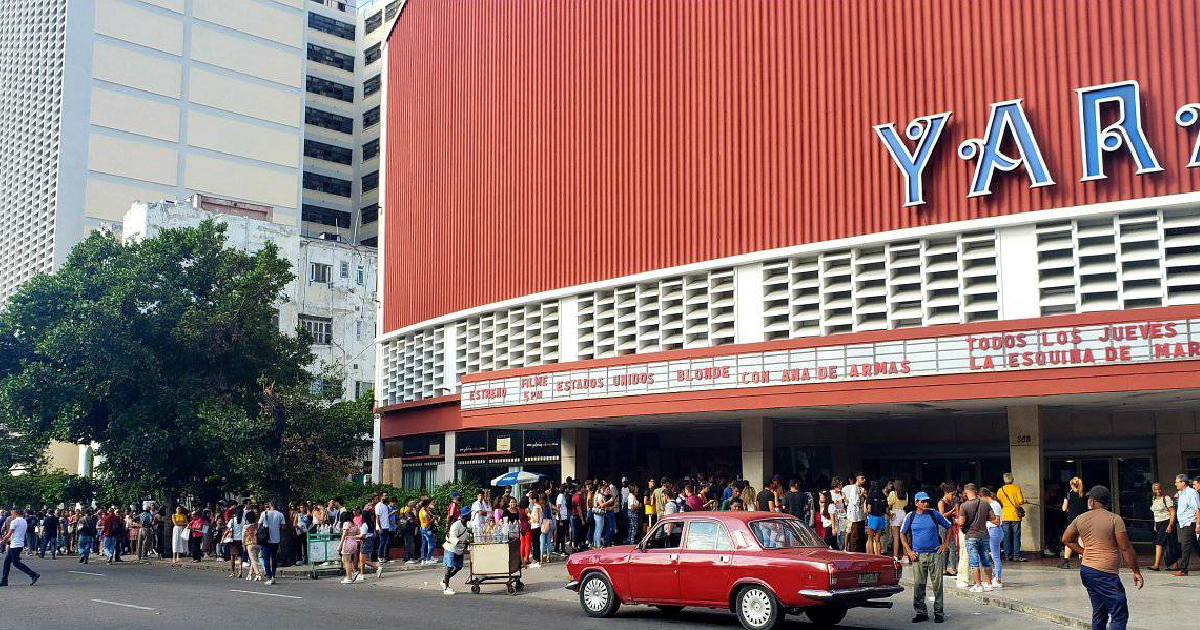 Cola en el cine Yara para estreno de Blonde en Cuba © Julio Gonpagés / Facebook