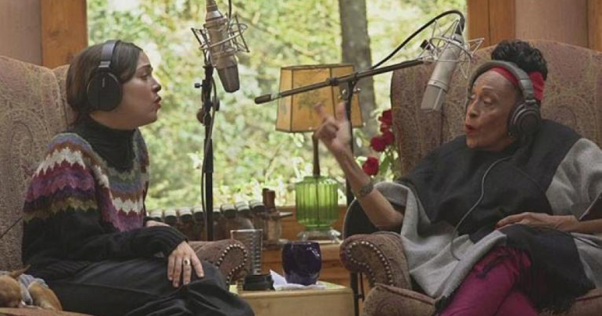 Natalia Lafourcade y Omara Portuondo en el videoclip del tema “Tú me acostumbraste” © Captura de video YouTube / Natalia Lafourcade