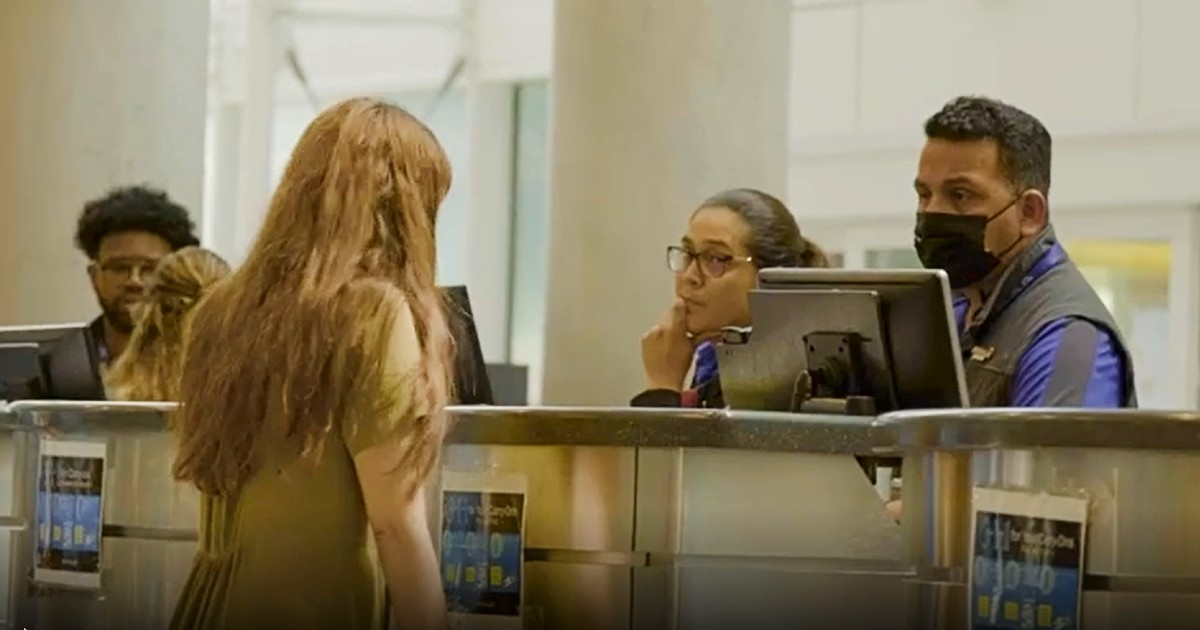 La activista cubana Carolina Barrero conversa con el supervisor de la aerolínea Southwest © Captura de video Instagram / Carolina Barrero