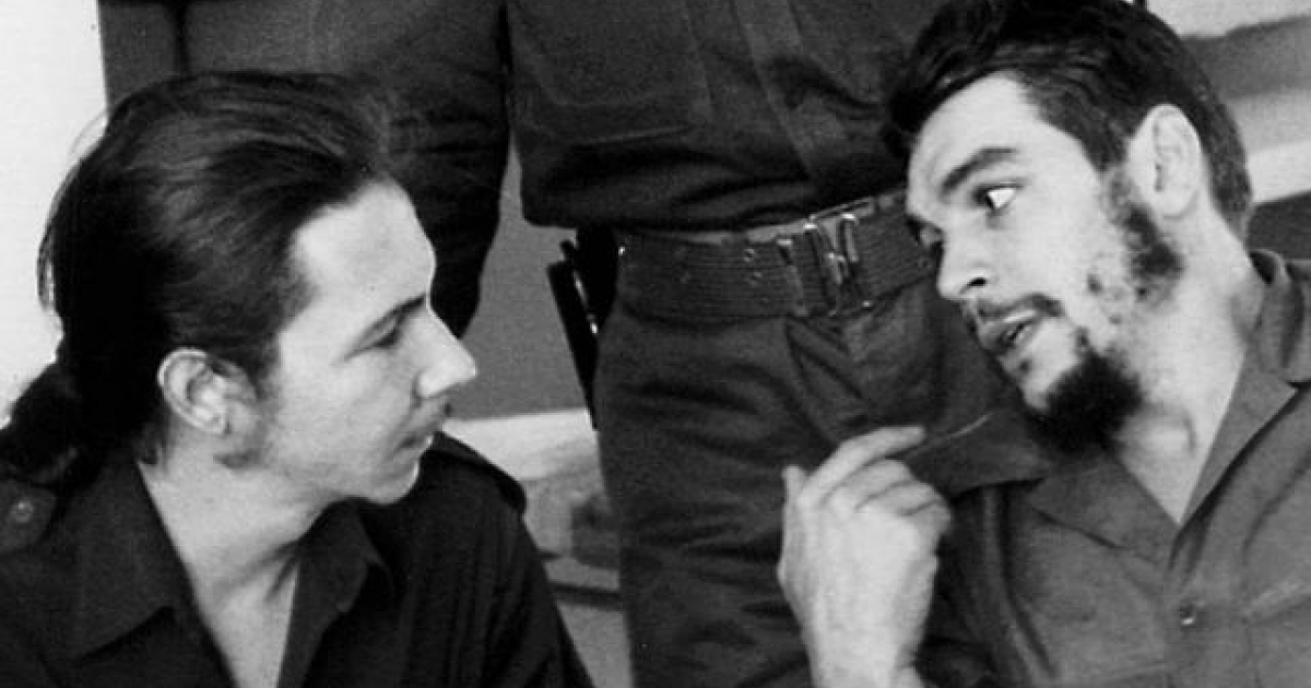 Raúl Castro (izda.) con Ernesto Guevara, en 1960. © Osvaldo Salas