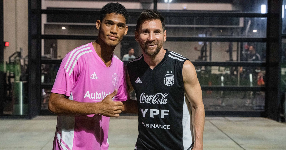 Con Messi, durante la visita de Argentina a Miami. © Cortesía del entrevistado.