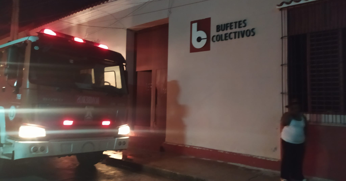 Carro de bomberos en el Bufete No. 1 de Holguín © Facebook / Juan Miguel Morán Martín