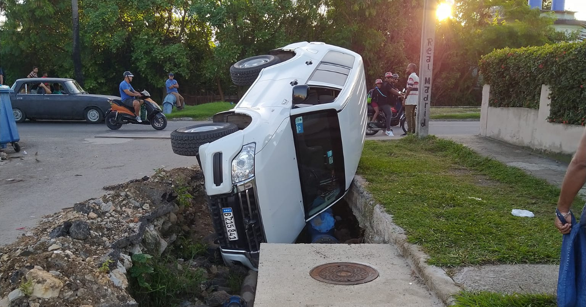 Carro caído en zanja abierta en La Habana © Facebook / Accidentes Automovilísticos en cuba