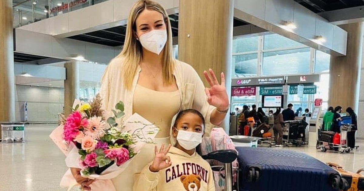 Iraisel y su hija Daniela al llegar al Aeropuerto Internacional de Incheon © Instagram / King Leo