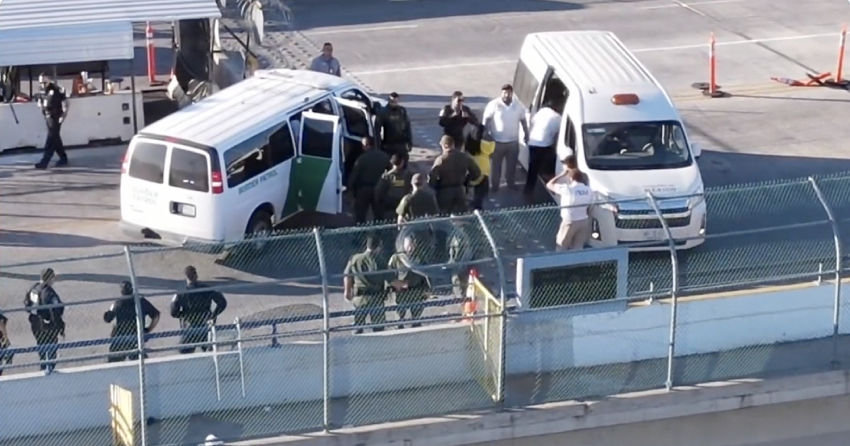Traspaso de migrantes venezolanos a las autoridades mexicanas en puente fronterizo © Captura de video Twitter/ Griff Jenkins