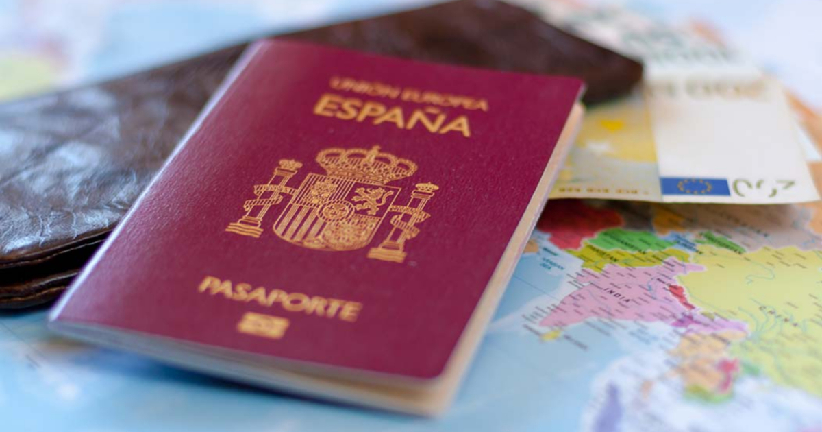 Pasaporte español © Twitter / ConsEspLaHabana 