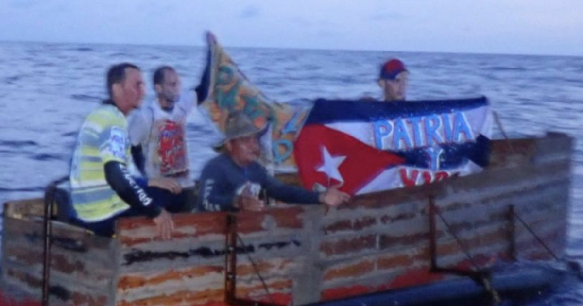 Balseros cubanos interceptados en alta mar © USCGSureste / Twitter