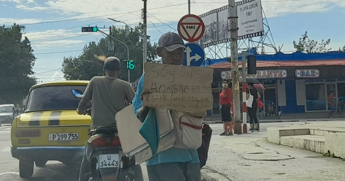 Cubano pide ayuda en las calles del Vedado © Facebook / Marina Alvarez