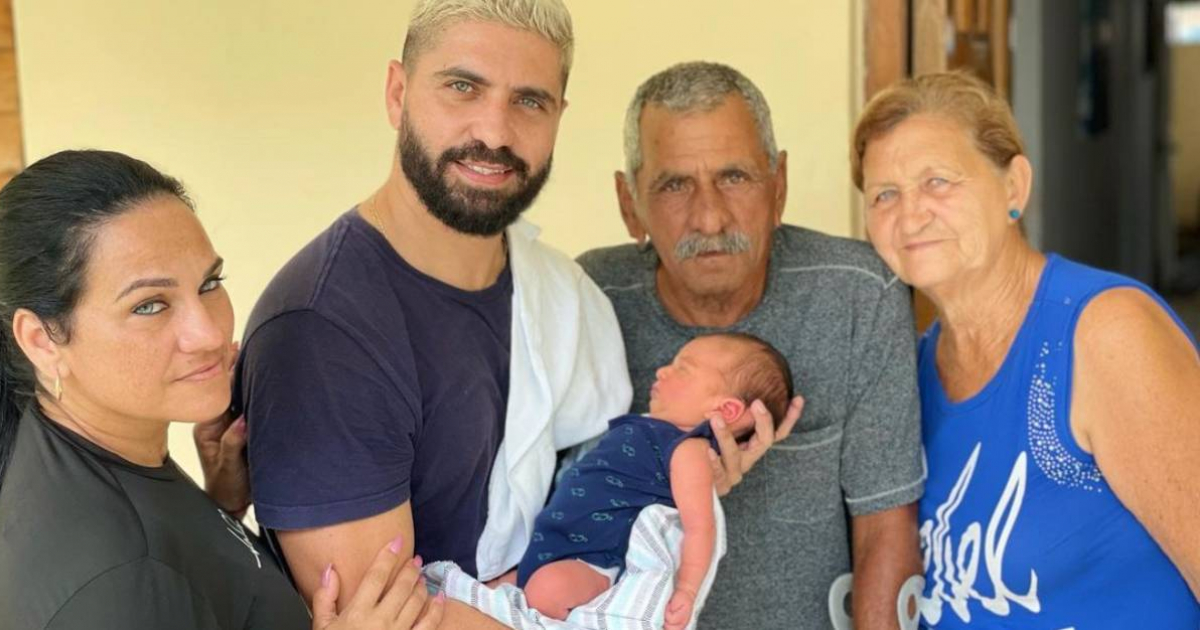 Alejandro Cuervo con su bebé, sus padres y su hermana © Instagram Alejandro Cuervo