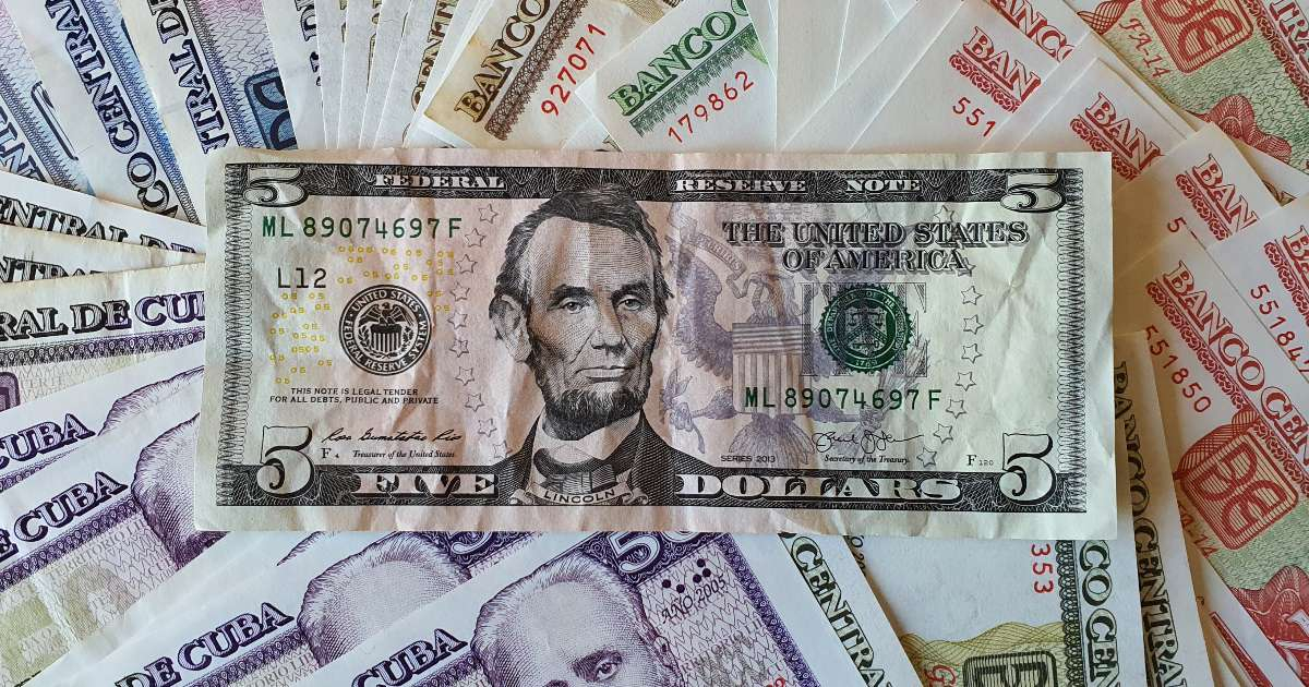 Billete de cinco dólares y dinero cubano (Imagen de referencia) © CiberCuba