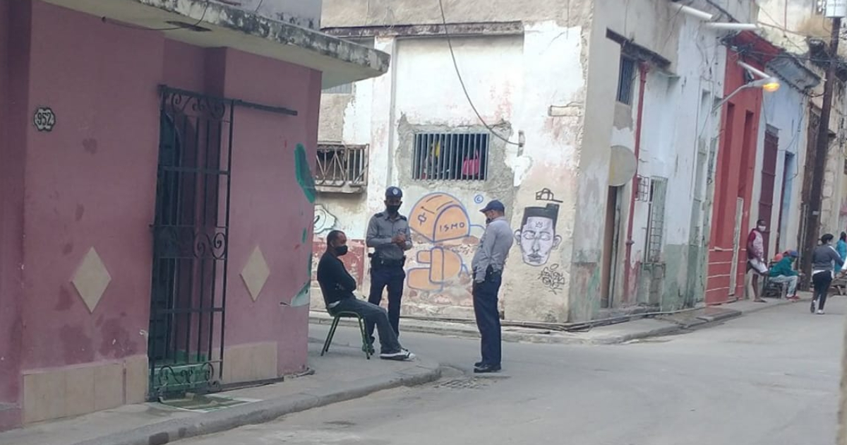 Policía y Seguridad del Estado vigilan vivienda de Luis Manuel Otero Alcántara en calle Damas © Luis Manuel Otero Alcántara / Facebook