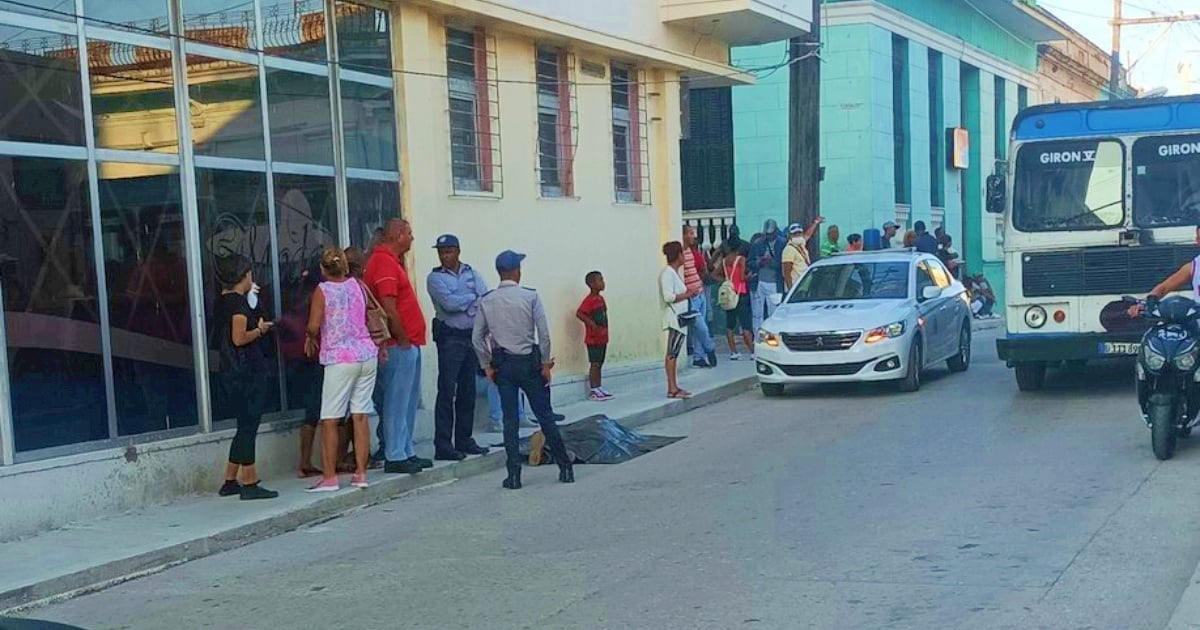 Cubano fallecido tendido en el suelo en plena calle, en Guanabacoa, en La Habana © Twitter/@wilhems5
