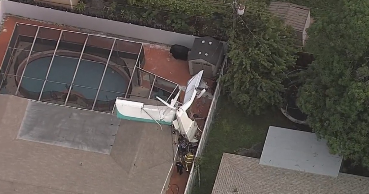 Avioneta estrellada en el patio de una casa en Florida © Captura de video de Twitter de JRodriguez